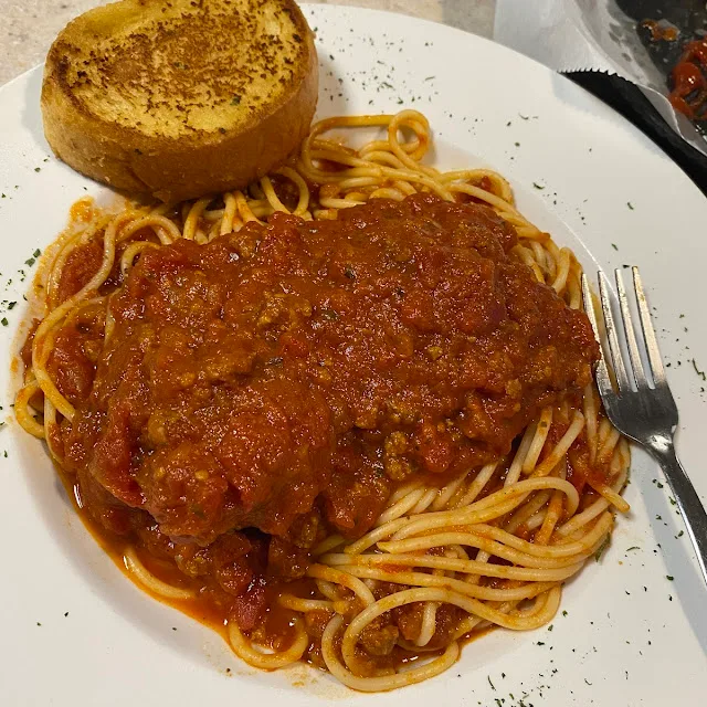 Spaghetti in rich meat sauce with garlic bread